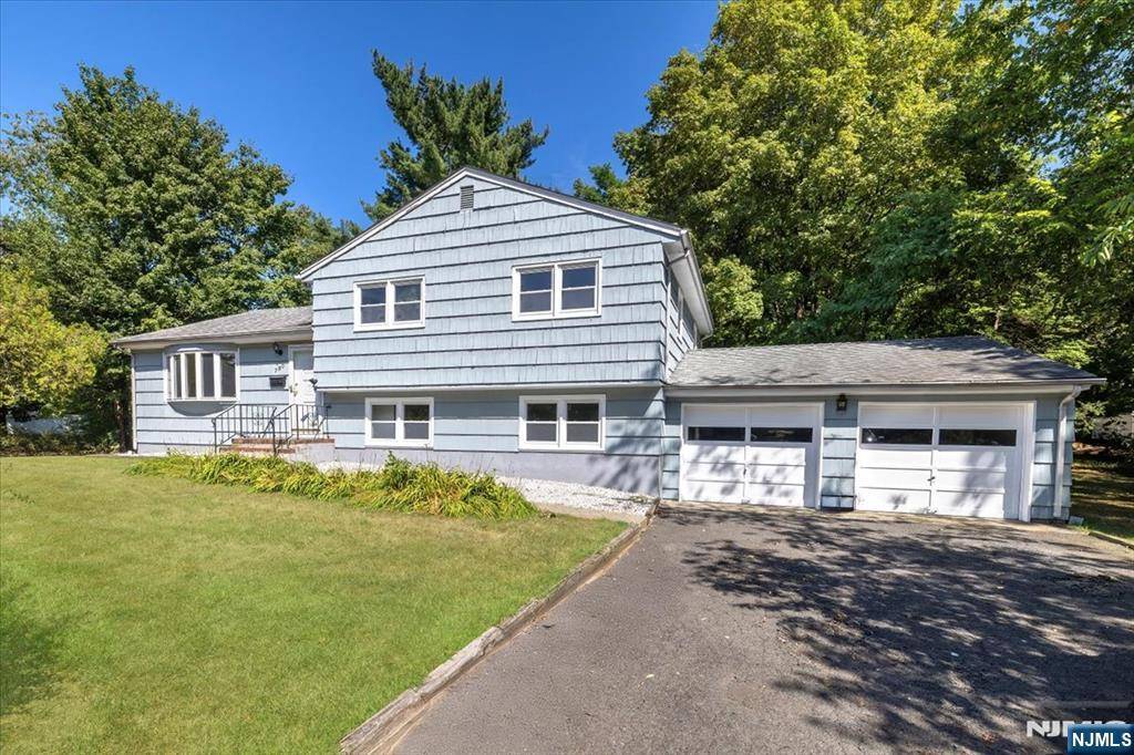 Paramus, NJ 07652,790 Paramus RD