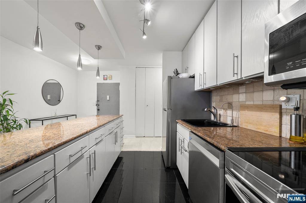 North Bergen, NJ 07047,7855 Boulevard East #5i