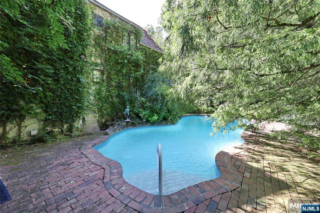 Essex Fells, NJ 07021,33 Hawthorne RD