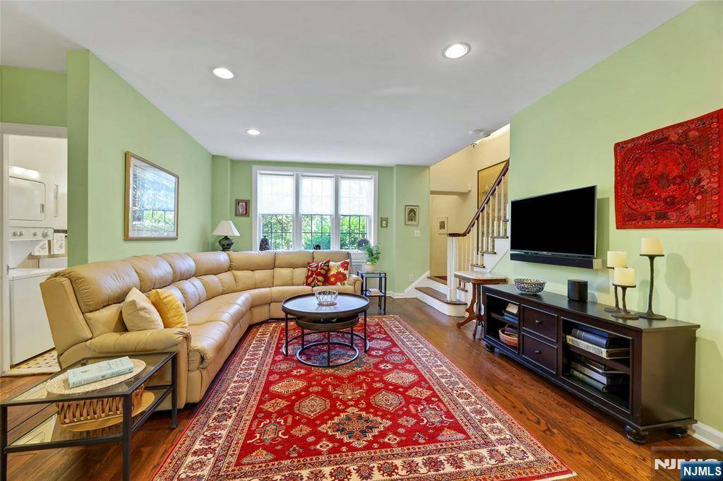 Teaneck, NJ 07666,927 Commonwealth DR #4