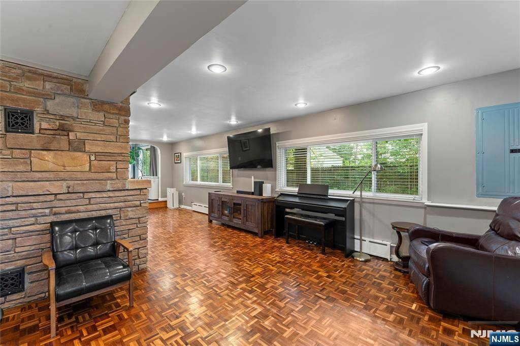 Bedminster, NJ 07921,270 Washington Valley RD