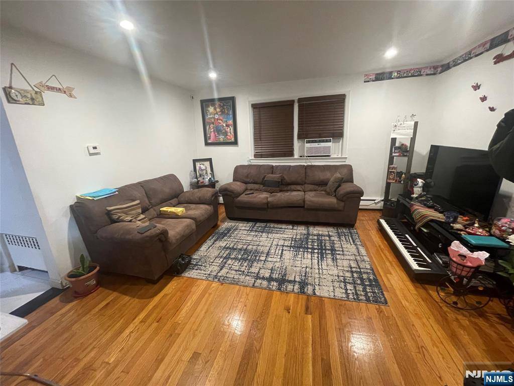 Fairview, NJ 07022,445 Cliff ST