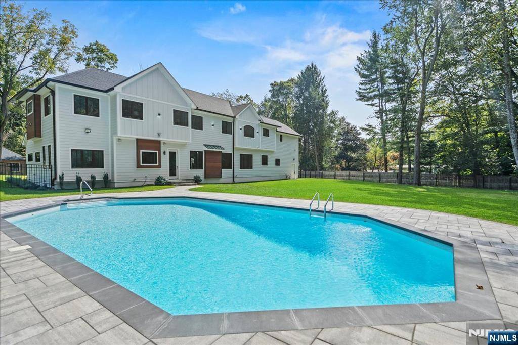 Upper Saddle River, NJ 07458,23 Brook RD