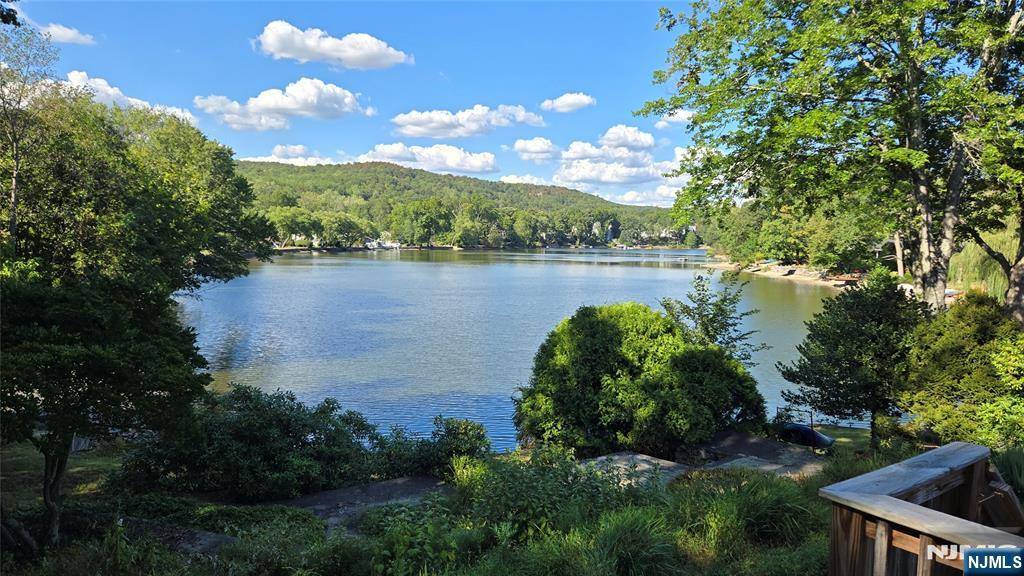 Oakland, NJ 07436,31 Lakeshore DR