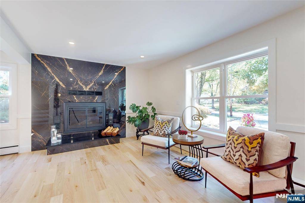 Paramus, NJ 07652,16 Columbine RD