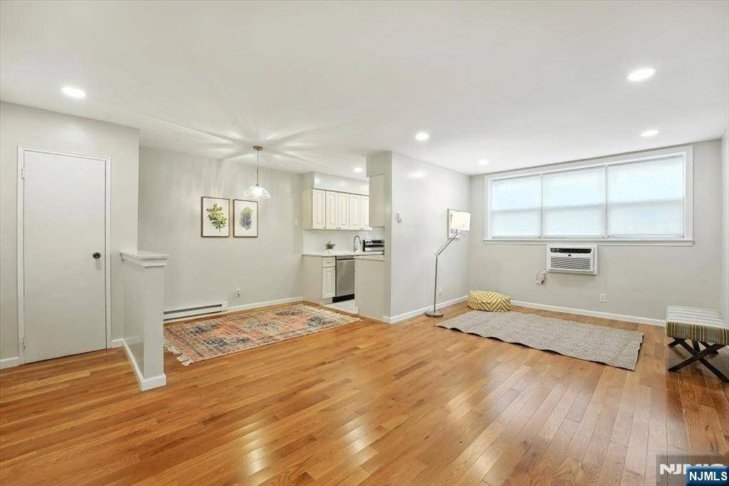 Bayonne, NJ 07002,214 Avenue A #A4