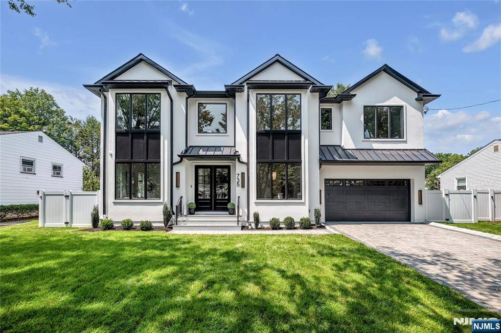 Paramus, NJ 07652,735 Bush PL