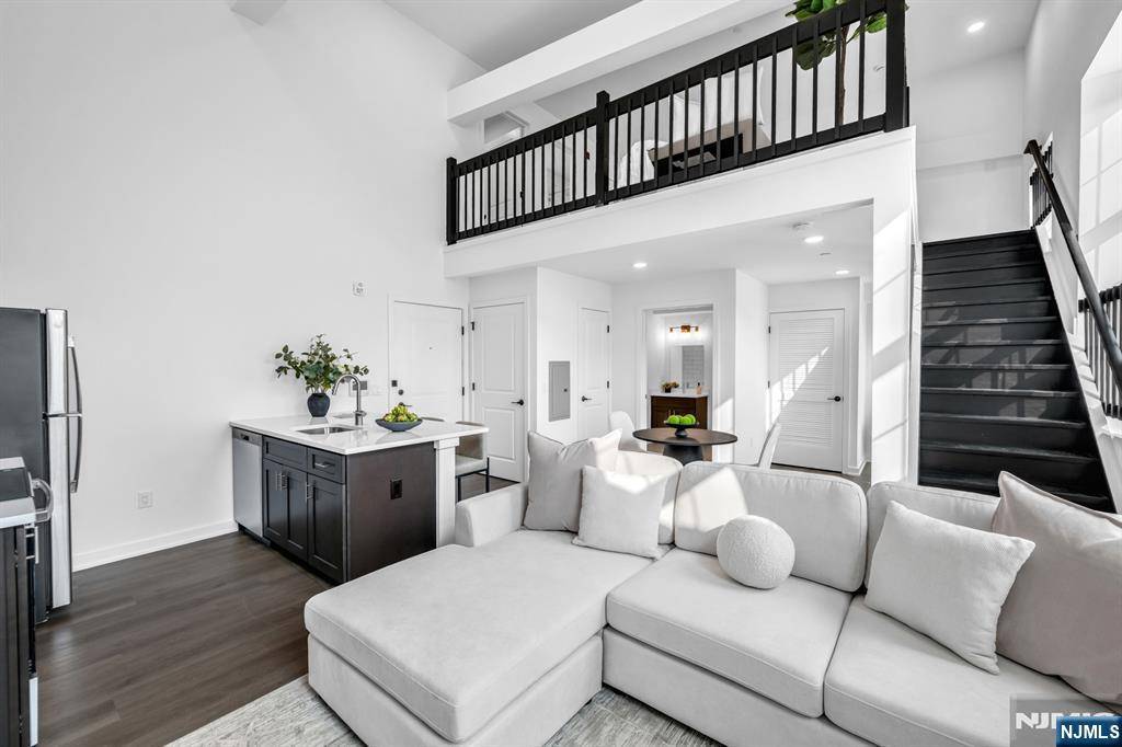 East Rutherford, NJ 07073,315 Railroad AVE #114