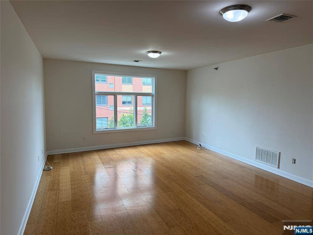 Fort Lee, NJ 07024,2022 Central RD #303