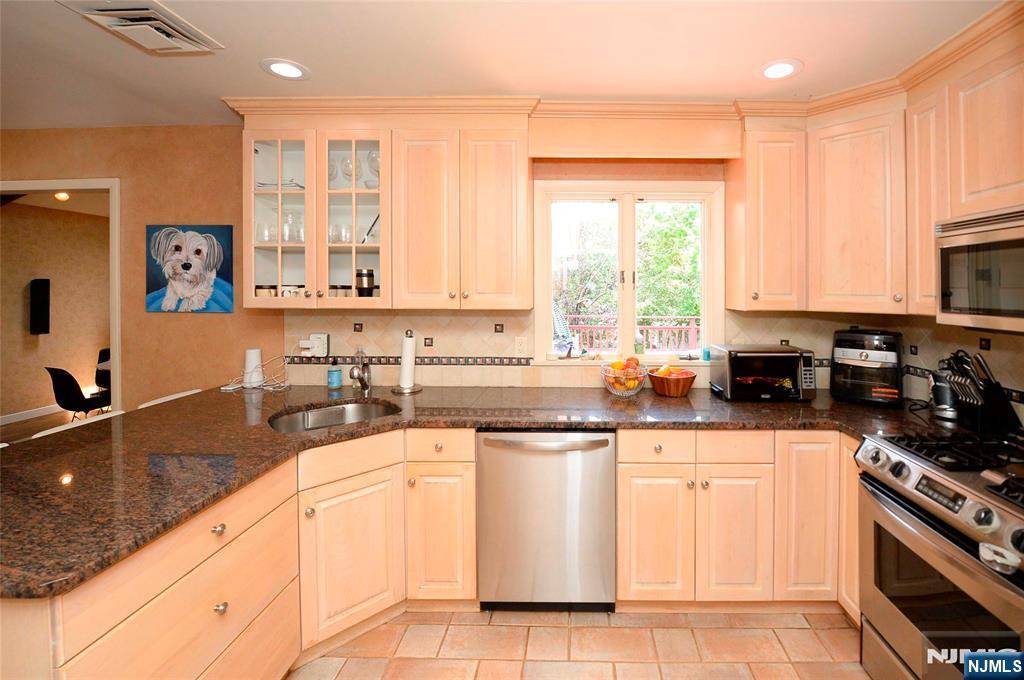 Glen Rock, NJ 07452,3 Garvey PL