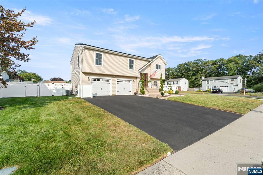 Howell, NJ 07731,4 Hedgewood RD