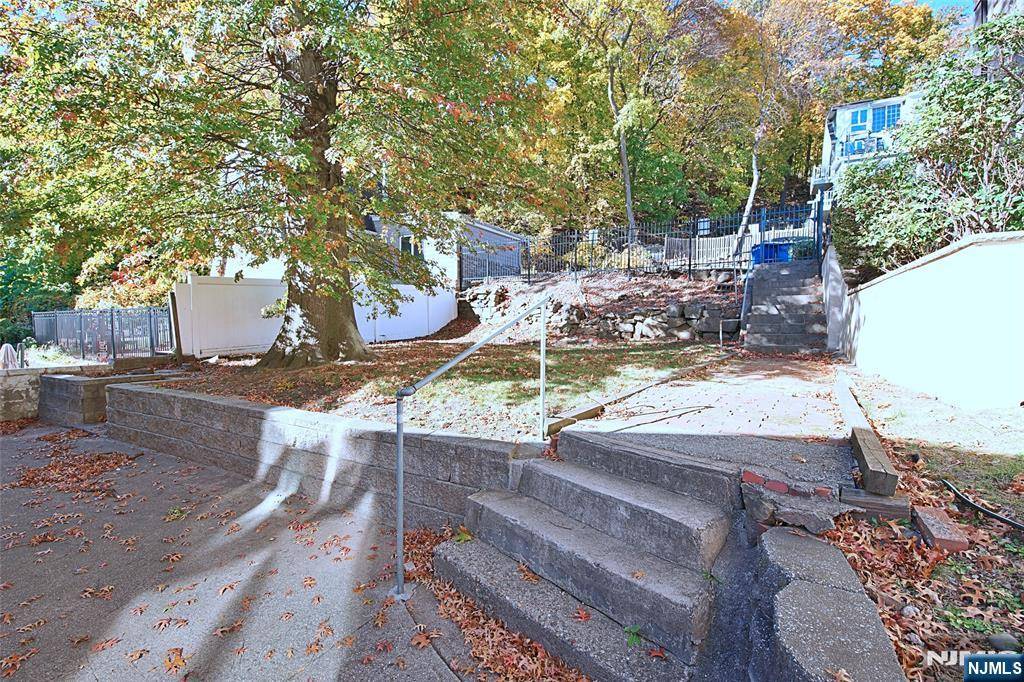 Edgewater, NJ 07020,1160 E River RD #2