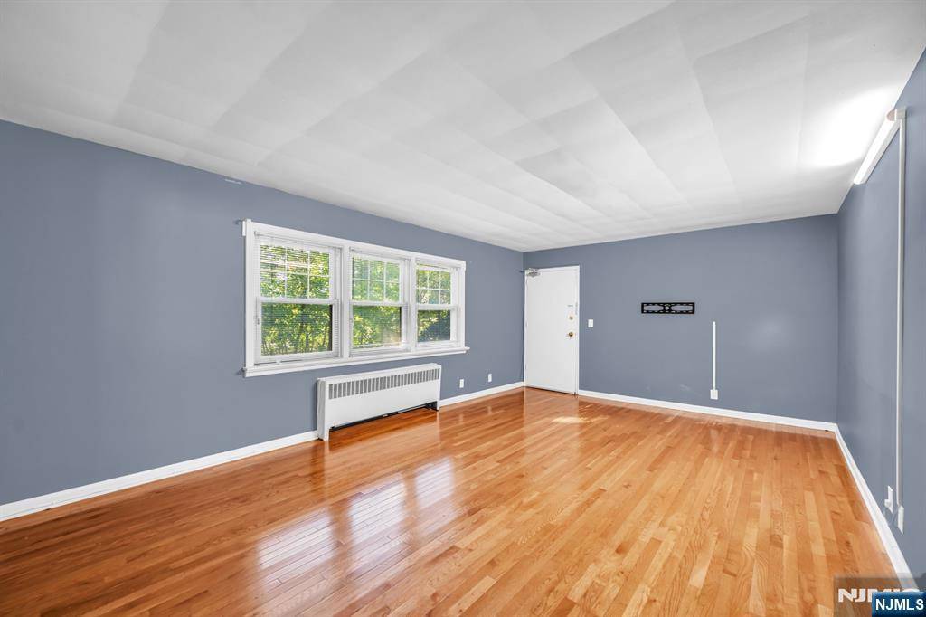 River Edge, NJ 07661,6 Gainesborough #1B