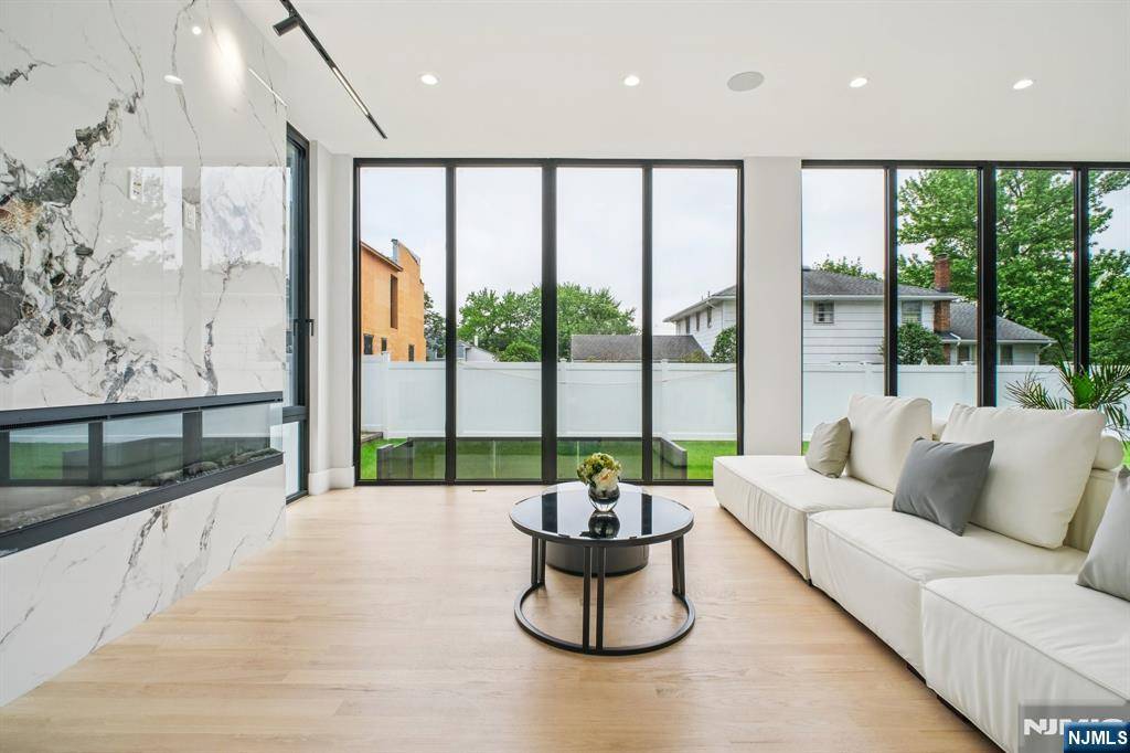 Englewood Cliffs, NJ 07632,2 Connor DR