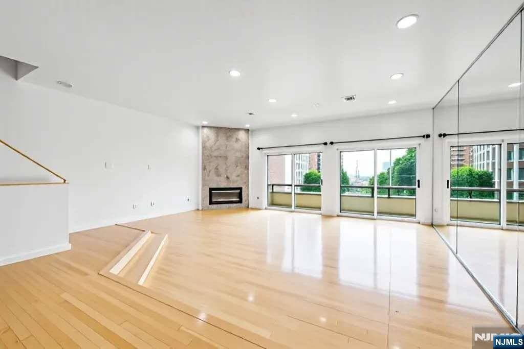 Cliffside Park, NJ 07010,300 Gorge RD #38