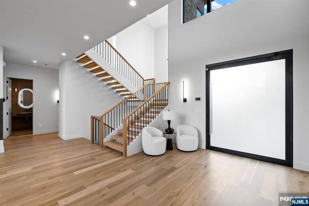 Englewood Cliffs, NJ 07632,577 Floyd ST