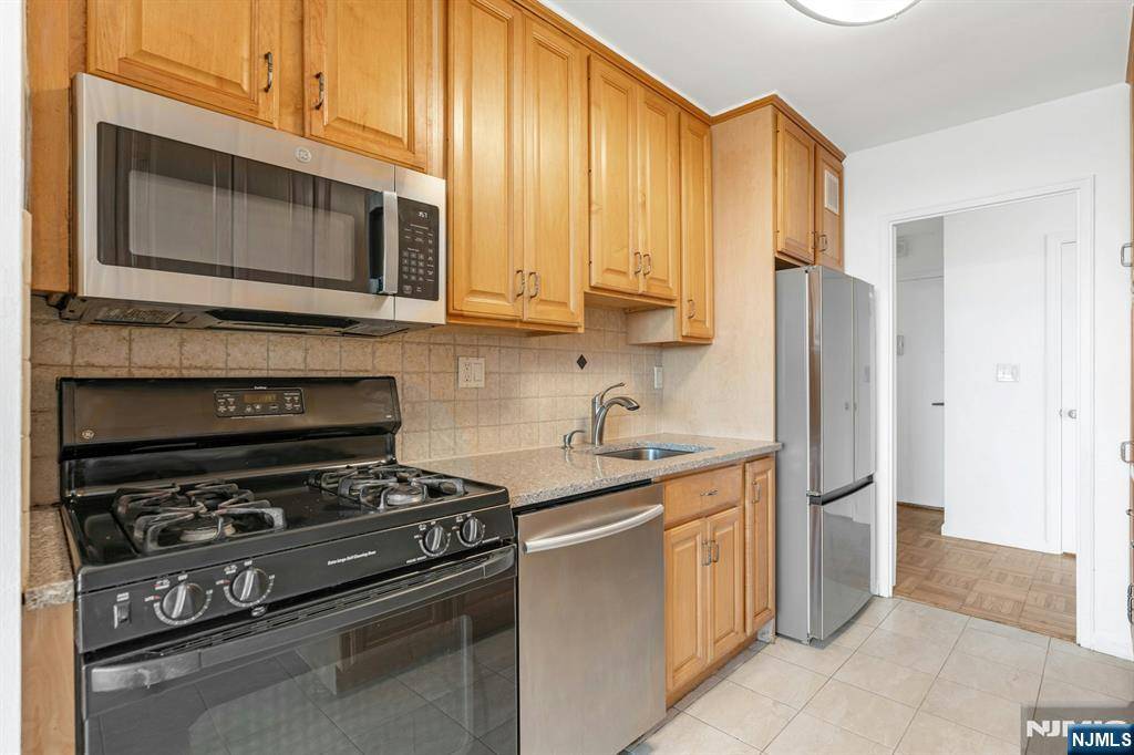 Fort Lee, NJ 07024,2000 Linwood AVE #7K