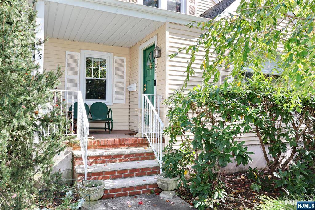 Allendale, NJ 07401,35 Oak ST