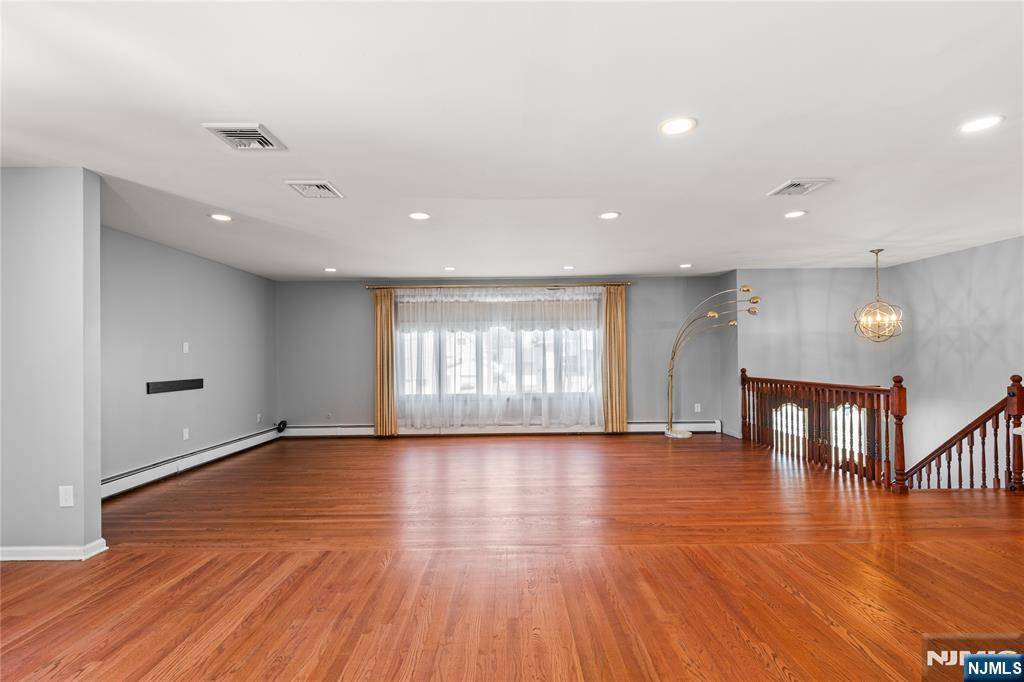 Hasbrouck Heights, NJ 07604,38 Springfield AVE