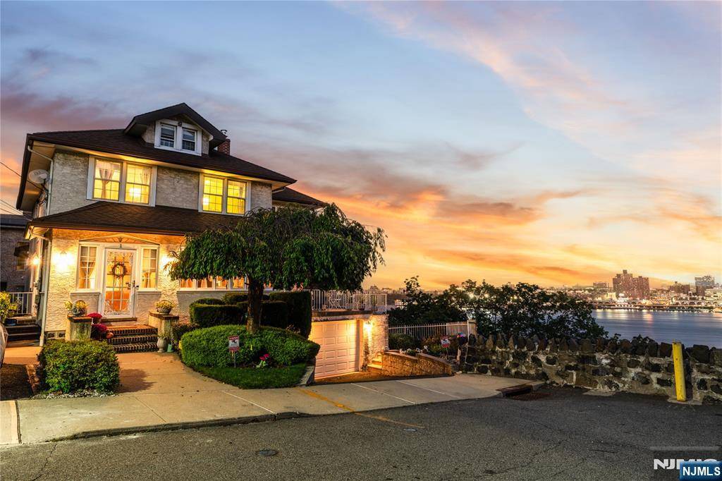 Cliffside Park, NJ 07010,1 Knox AVE