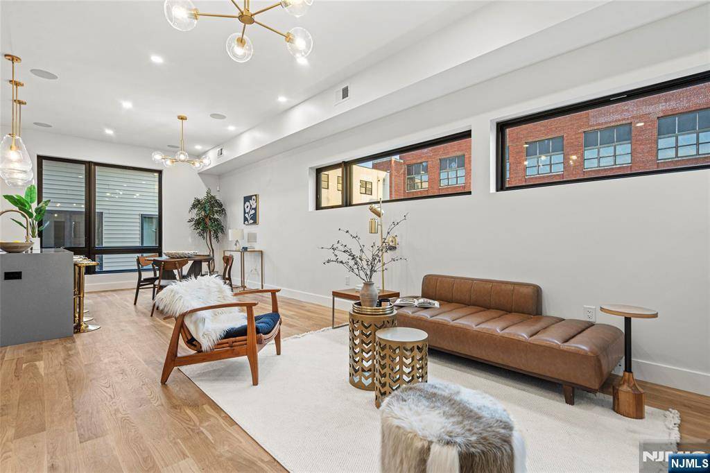 Jersey City, NJ 07307,32 Hancock AVE #3