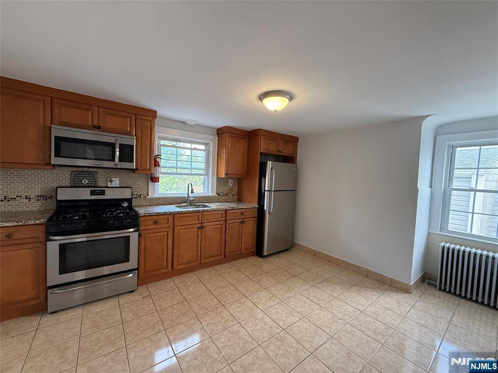 Lyndhurst, NJ 07071,629 3rd ST #2