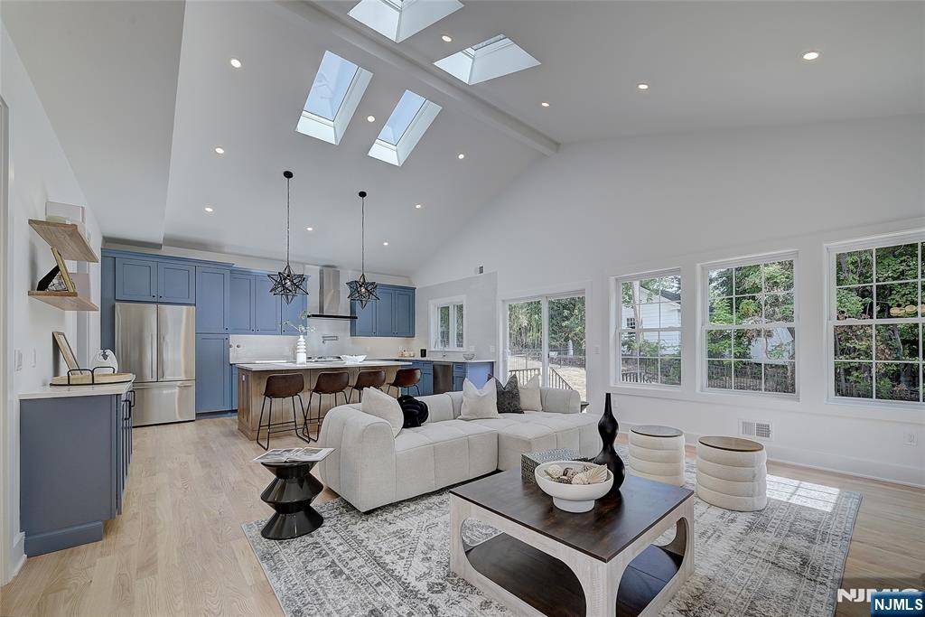 Maplewood, NJ 07040,13 Collinwood RD