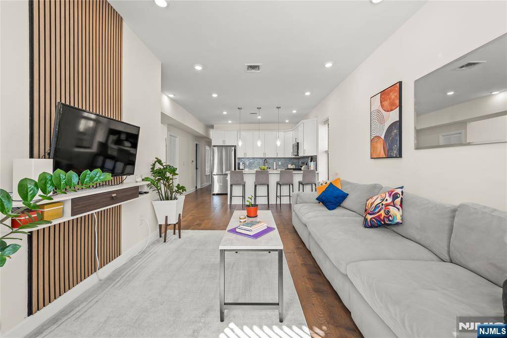 Jersey City, NJ 07306,21 Concord ST #2