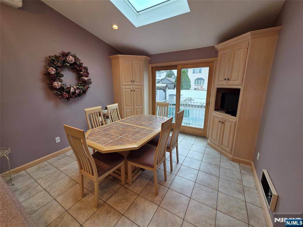 Saddle Brook, NJ 07663,77 Graham TER