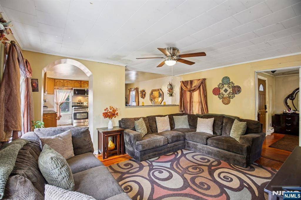 Ridgewood, NJ 07450,369 Queens CT