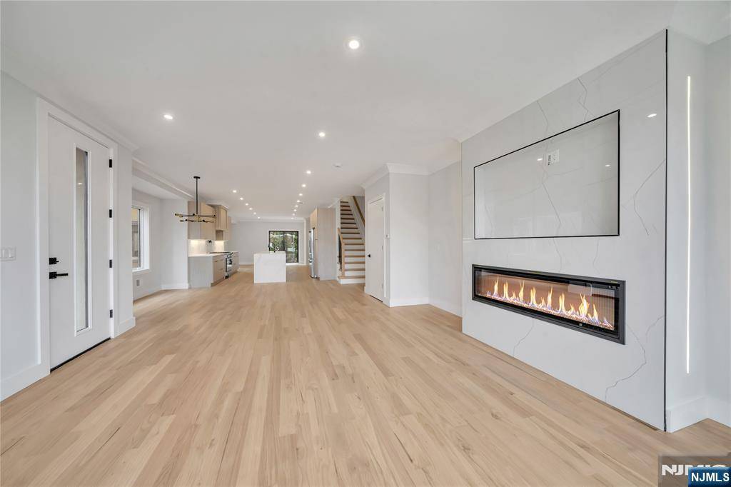 Palisades Park, NJ 07650,530 Roff AVE #A