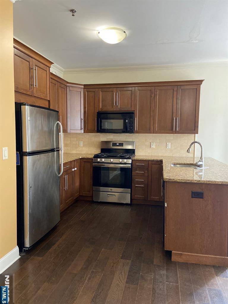 Cliffside Park, NJ 07010,255 Laird AVE #1