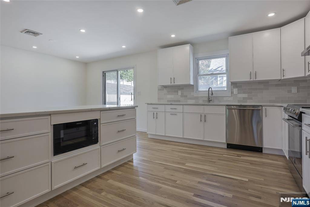 Demarest, NJ 07627,18 Ruth LN