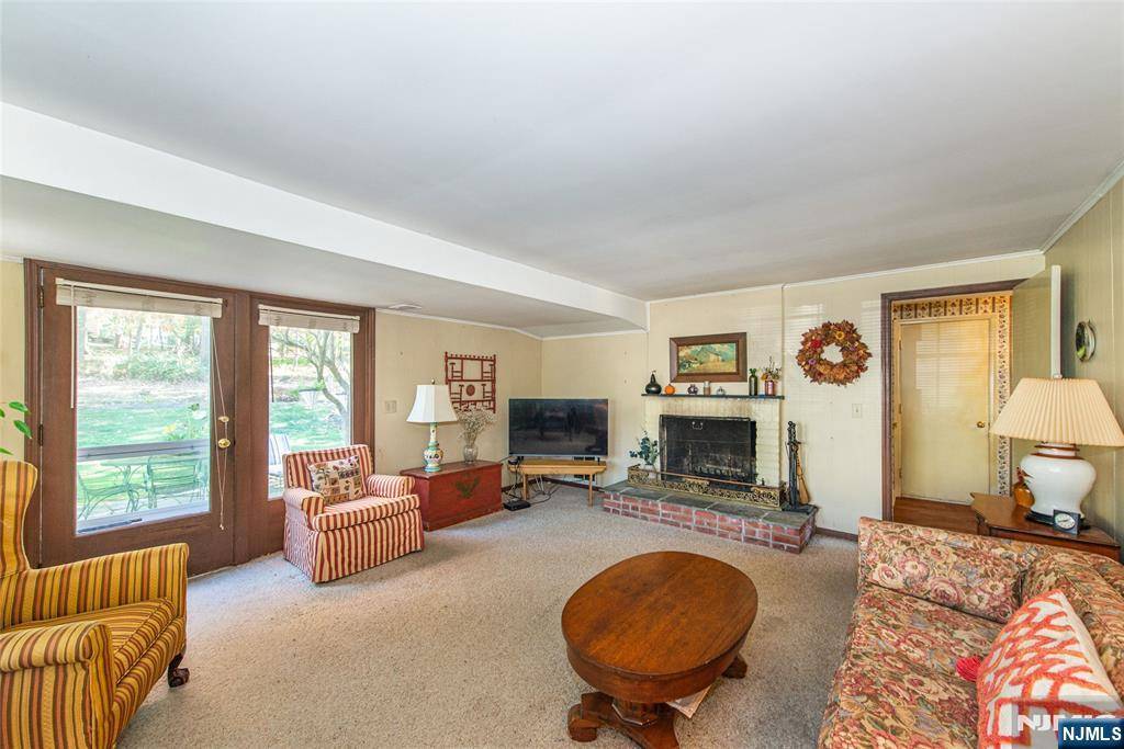 North Caldwell, NJ 07006,8 Maple DR