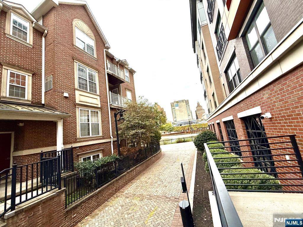 Harrison, NJ 07029,201 Dey #111