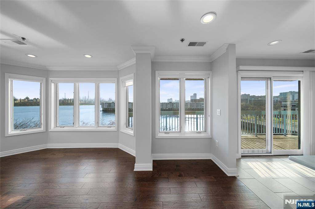 Edgewater, NJ 07020,410 Smith CT #410