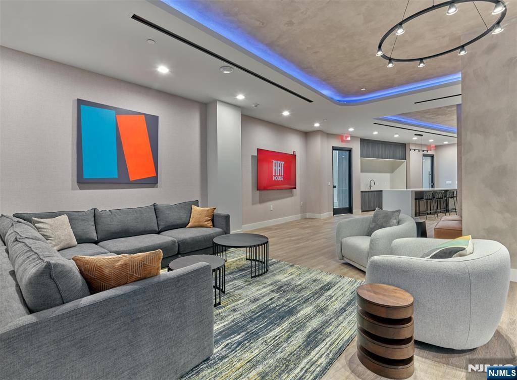 Fort Lee, NJ 07024,2100 N Central RD #606B
