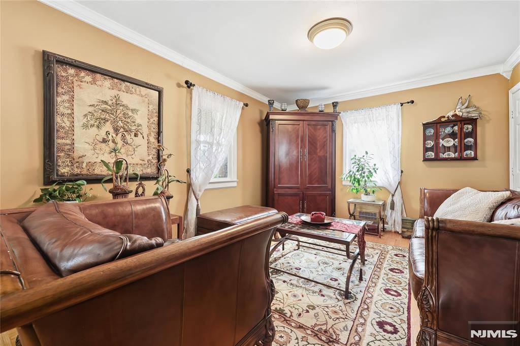 Saddle Brook, NJ 07663,595 Pine AVE