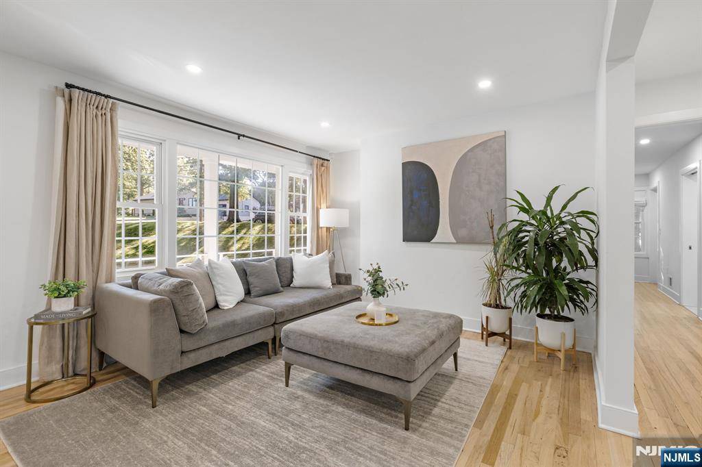 Paramus, NJ 07652,314 Ross RD