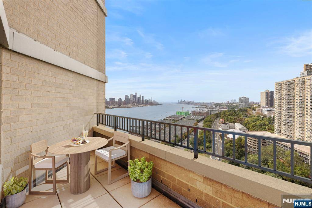 Guttenberg, NJ 07093,7002 Boulevard East #32F