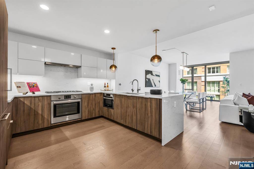 West New York, NJ 07093,9 Ave At Port Imperial #405