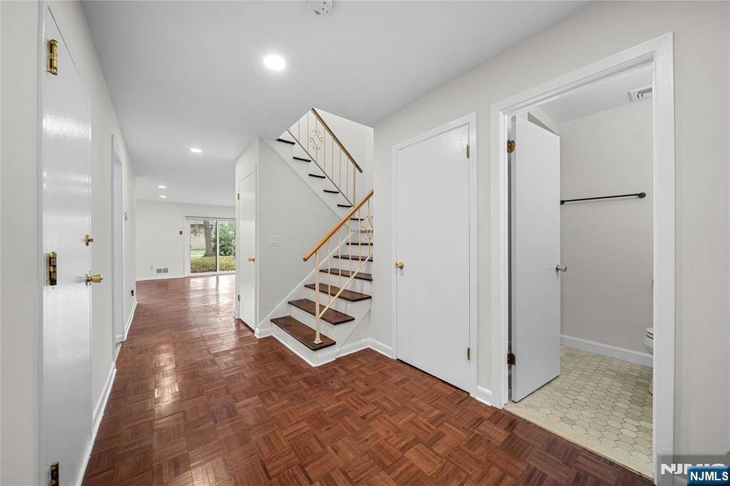 Cresskill, NJ 07626,68 Linwood AVE #68