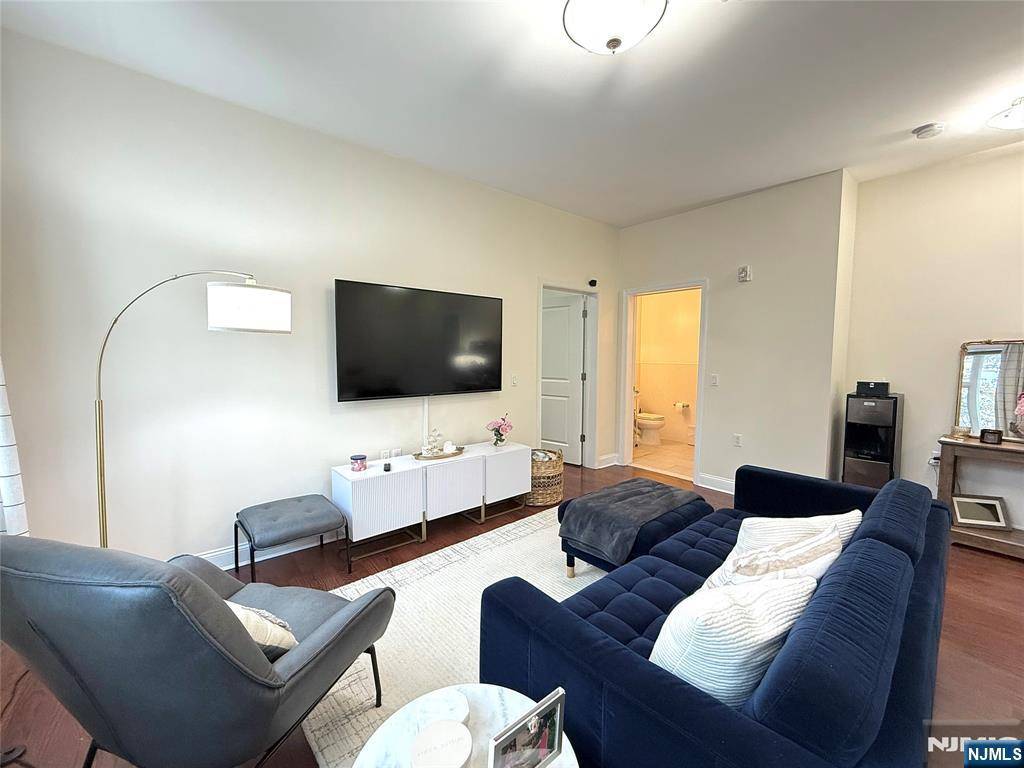 Cliffside Park, NJ 07010,615 Palisade AVE #1