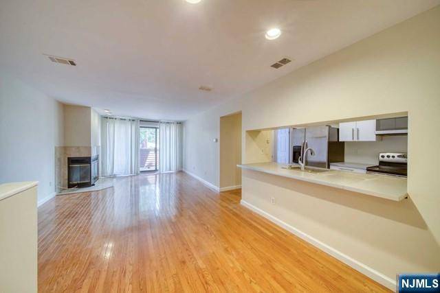 Fort Lee, NJ 07024,214B Washington AVE