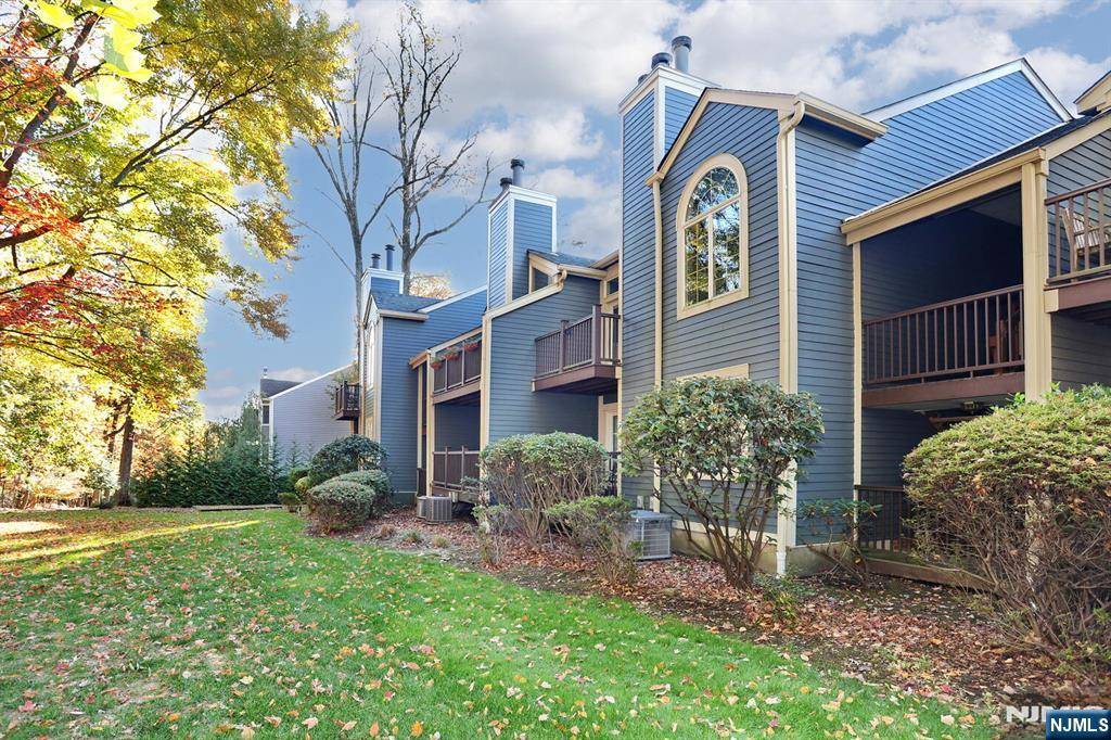 Ramsey, NJ 07446,121 Surrey CT