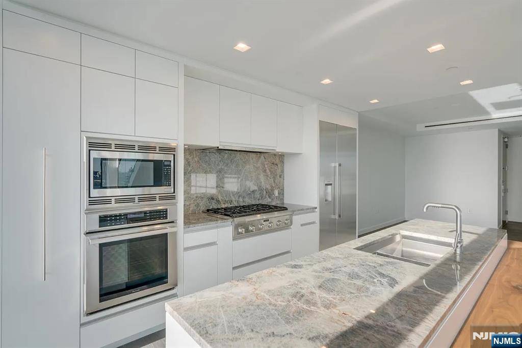 Cliffside Park, NJ 07010,320 Adolphus AVE #1415