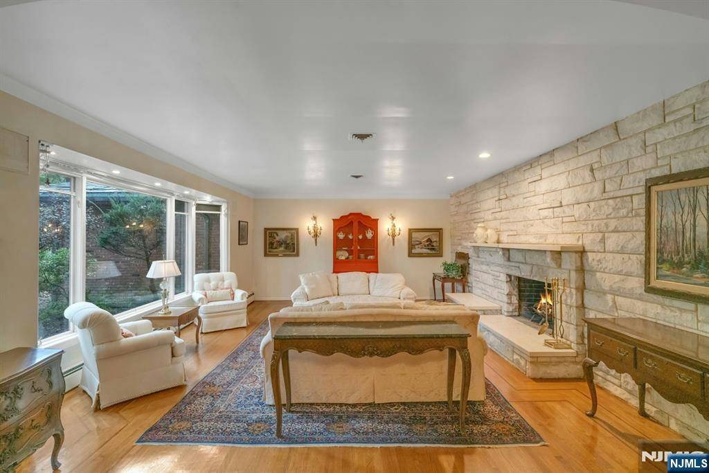 Ho-ho-kus, NJ 07423,17 Deerhill DR