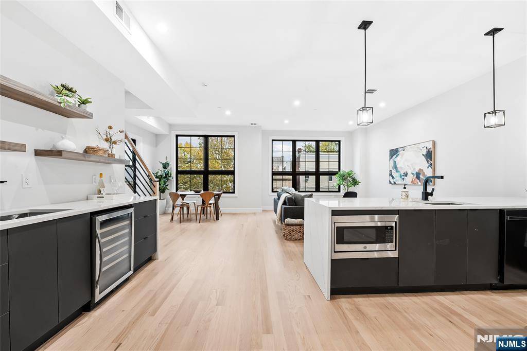 Jersey City, NJ 07306,165 Delaware AVE #3