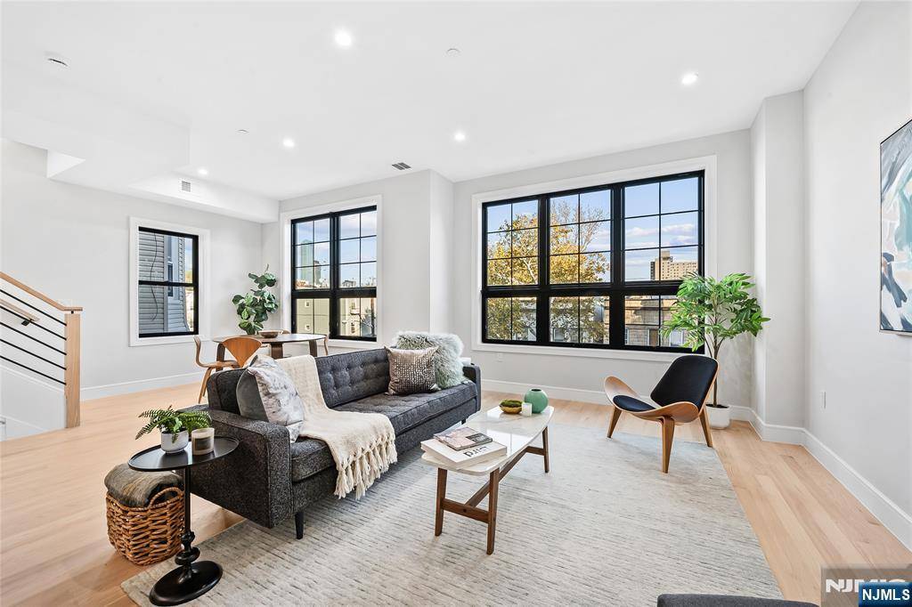 Jersey City, NJ 07306,165 Delaware AVE #3