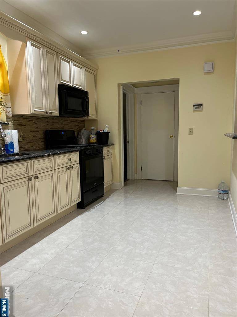Cliffside Park, NJ 07010,465 Greenmount AVE #1